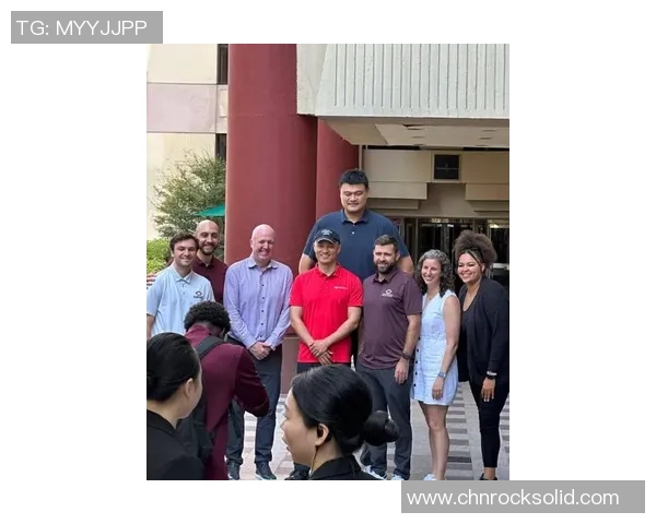 姚明蜡像揭幕引发男篮热潮球迷纷纷前来合影留念