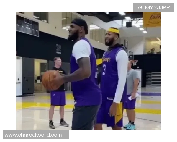 姚明：华人篮球巨星的传奇人生与全球影响力探讨